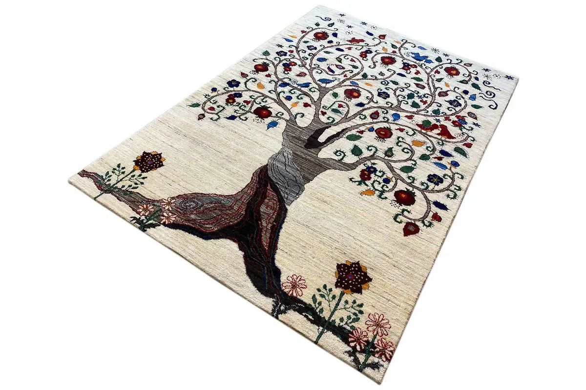 Tapis Gabbeh rectangulaire déployé, motifs d'arbre et de fleurs aux couleurs variées