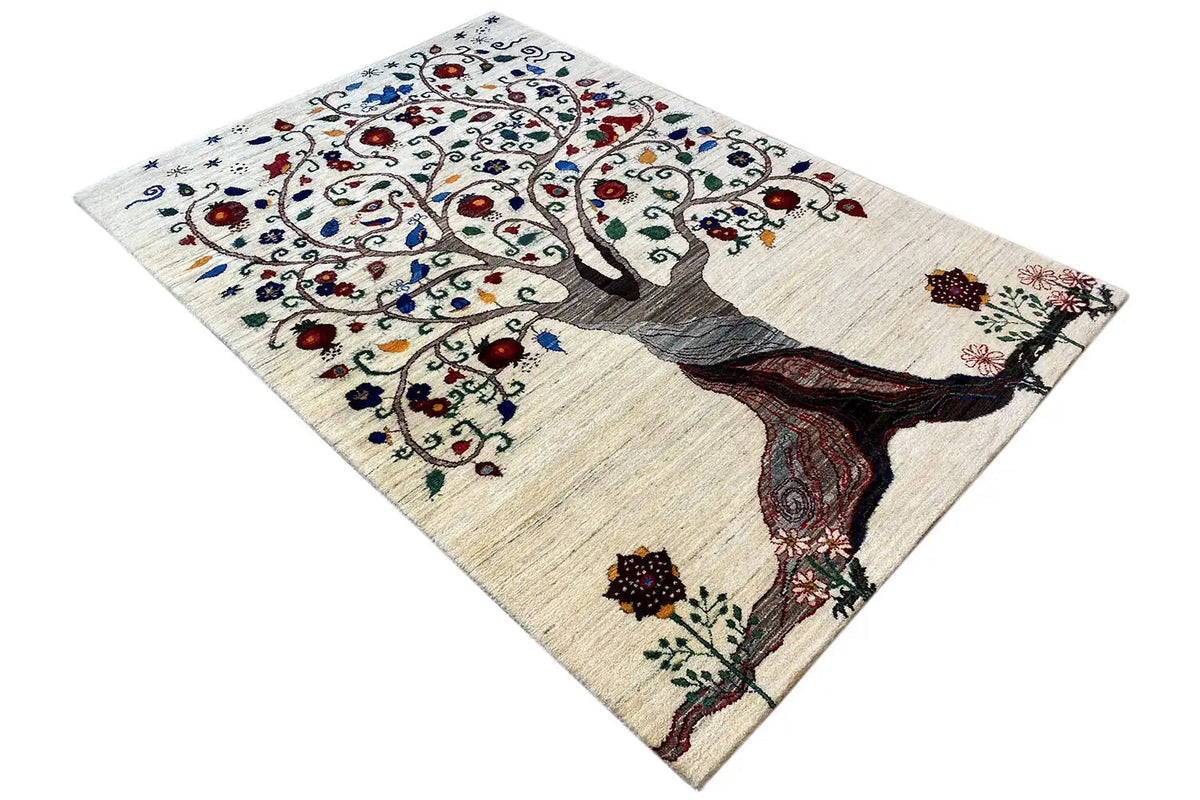 Tapis gabbeh avec tronc d’arbre et motifs floraux délicats, couleur crème, touches de couleur