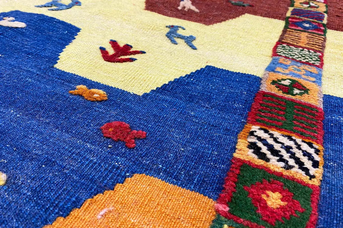 Vue détaillée d’un motif de kilim coloré avec des motifs en zigzag et animaliers