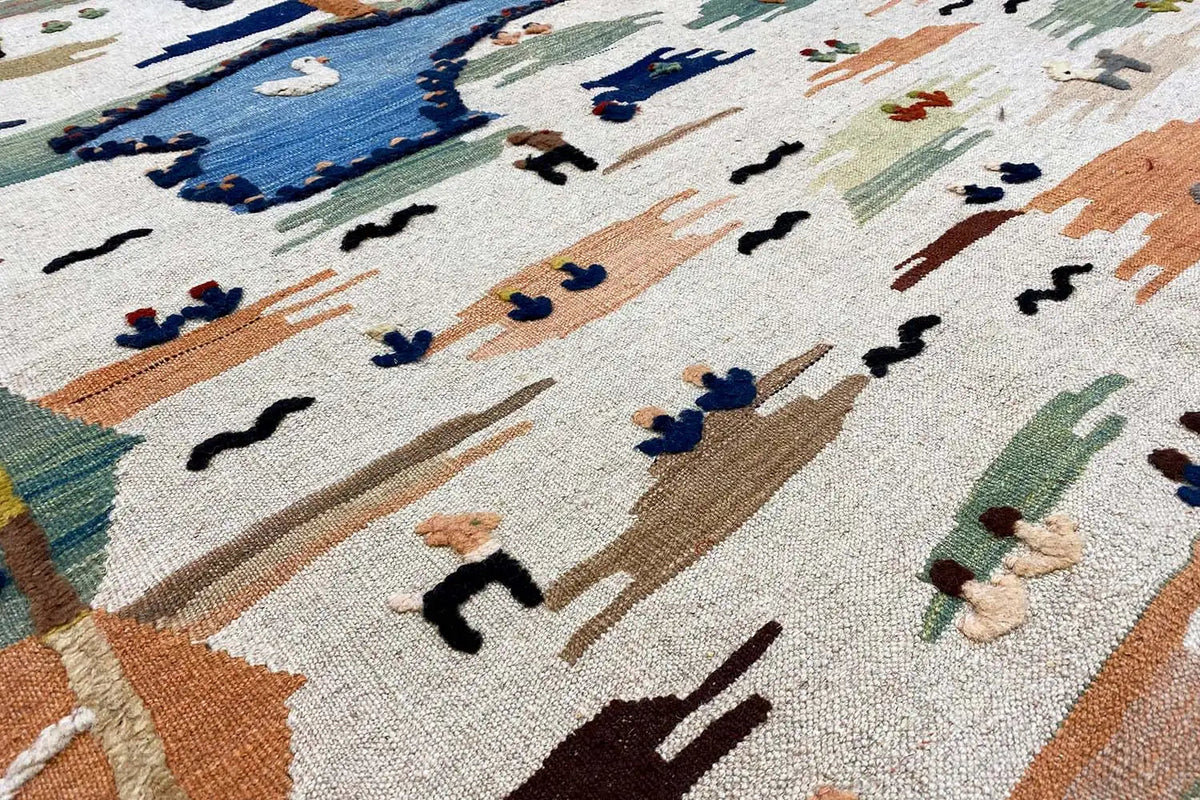 Tapis kilim Qashqai : détail présentant de nombreuses petites figures et des animaux dans le motif