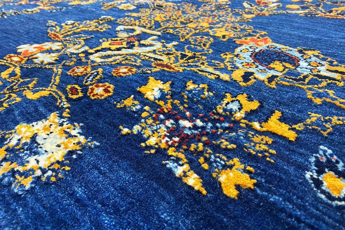 Tapis Gabbeh bleu avec motif ornemental multicolore jaune, gros plan de la structure du velours