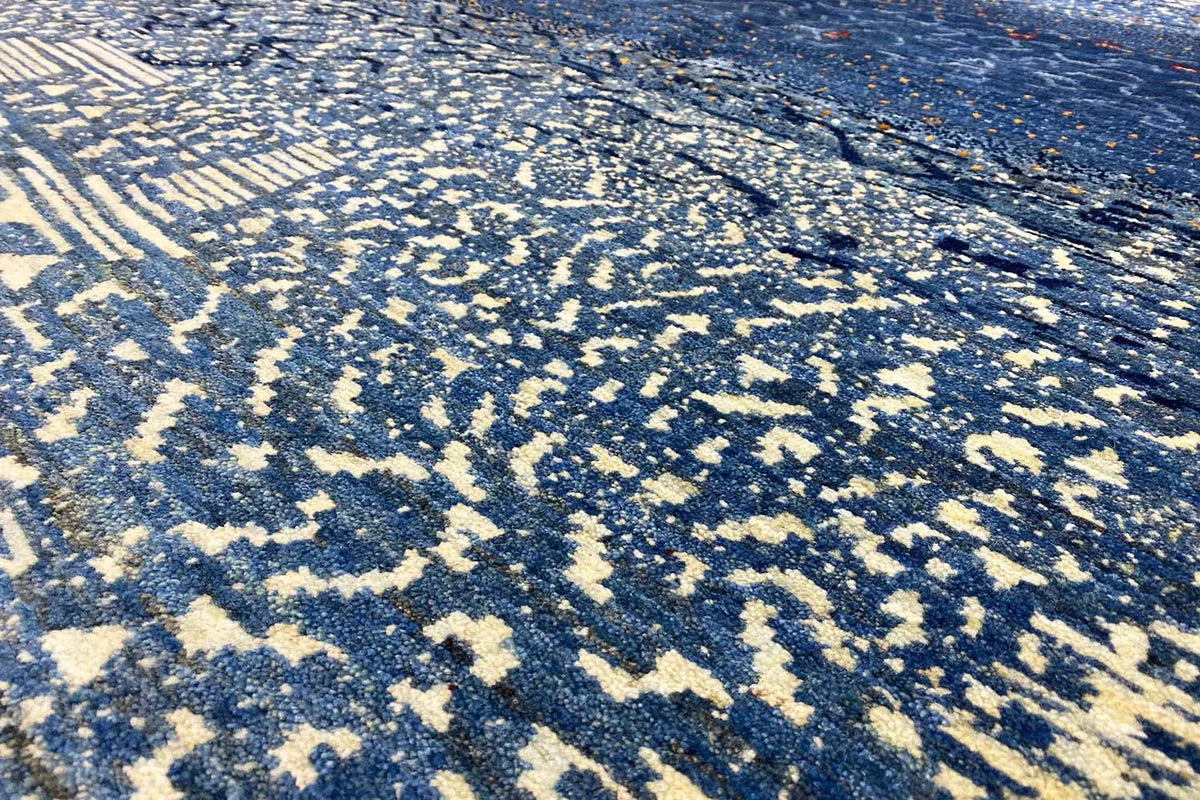 Tapis gabbeh à motifs bleus et beiges, tissé à plat, ornementation généreuse