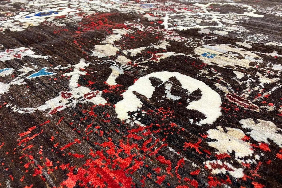 Tapis gabbeh à fond sombre, motif rouge et ornements blancs, vue rapprochée