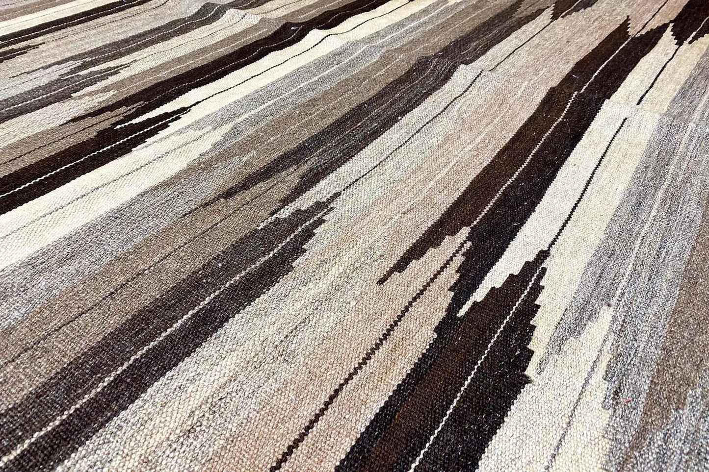 Tapis Kilim-Qashqai à motif rayé beige, marron et gris, détail
