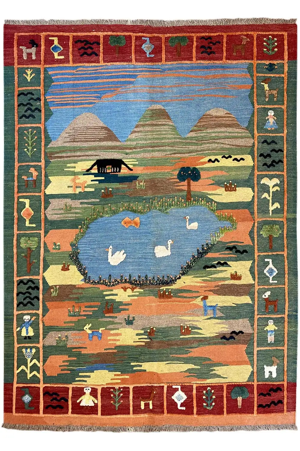Tapis kilim Qashqai représentant un paysage lacustre avec des montagnes et une bordure décorative colorée, 201x146 cm