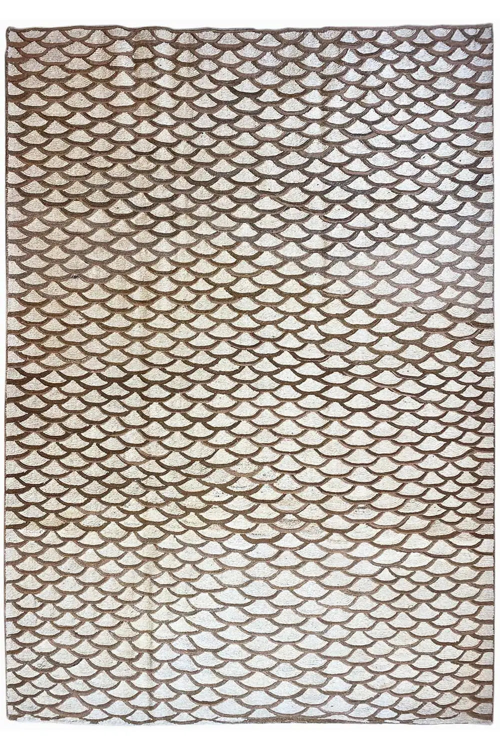 Surface de tapis à motif d’écailles dense, brun sur fond beige