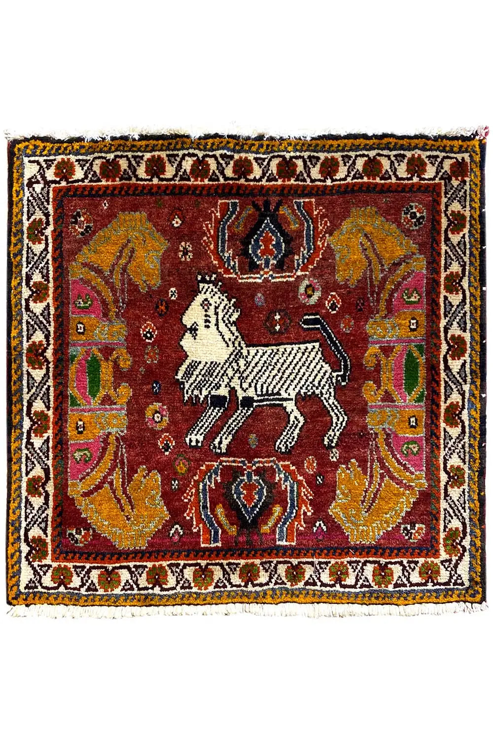 Tapis avec motif central rouge, cheval blanc et large bordure ornementale