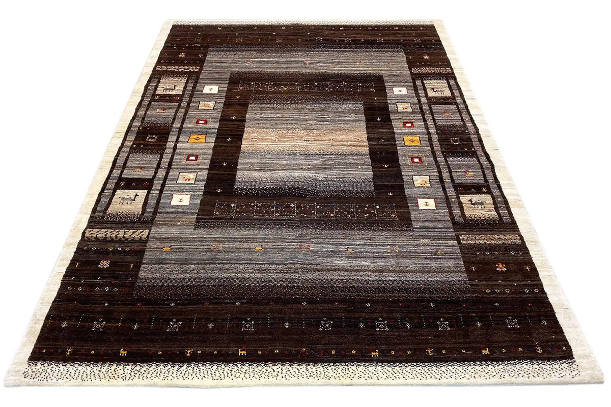 Tapis gabbeh avec médaillon central et bordure, nuances de brun et de gris foncées