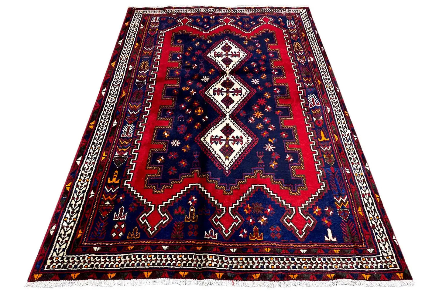 Tapis triangulaire déployé, à fond bleu, bordure rouge et médaillons