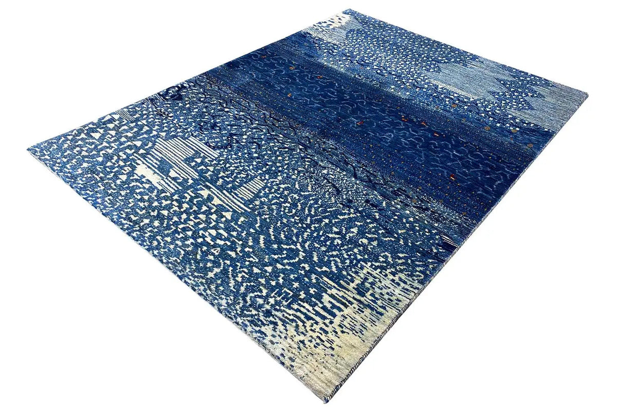 Tapis gabbeh à motif de losanges, avec dégradé bleu et ornement clair en détail