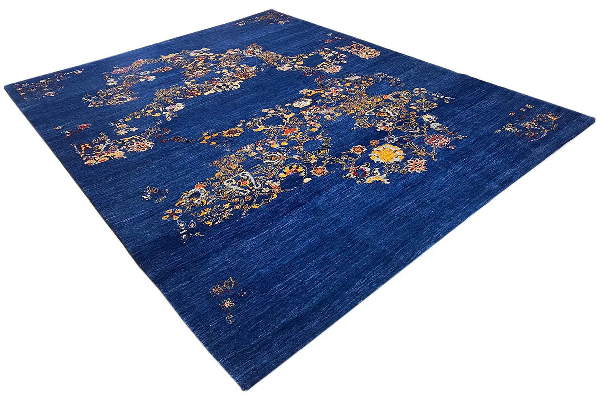 Tapis Gabbeh bleu, vue en diagonale avec des champs d’ornements colorés dans le motif
