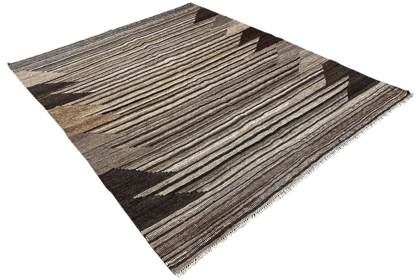 Tapis kilim vu en diagonale, rayures gris-beige et contrastes brun foncé