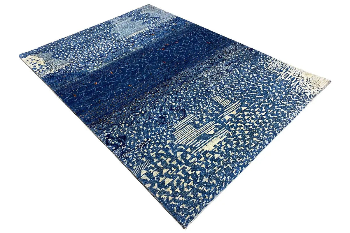 Tapis gabbeh à fond texturé bleu et aux motifs fins et clairs
