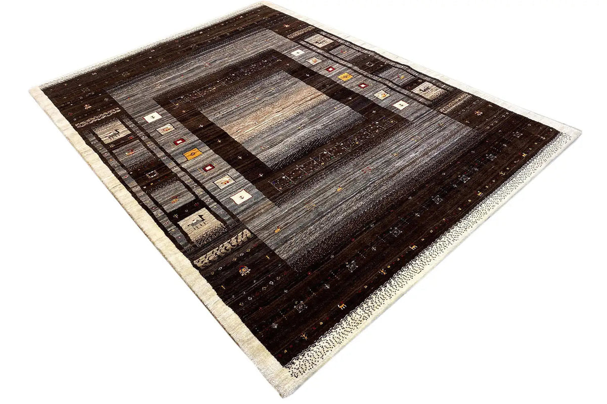 Tapis gabbeh avec du gris atténué au centre, des cadres marron foncé et des couleurs d’accent