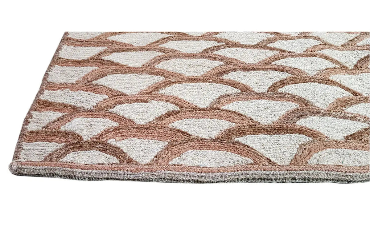 Tapis avec des motifs en losanges et des zones à motifs beige, marron et blanc