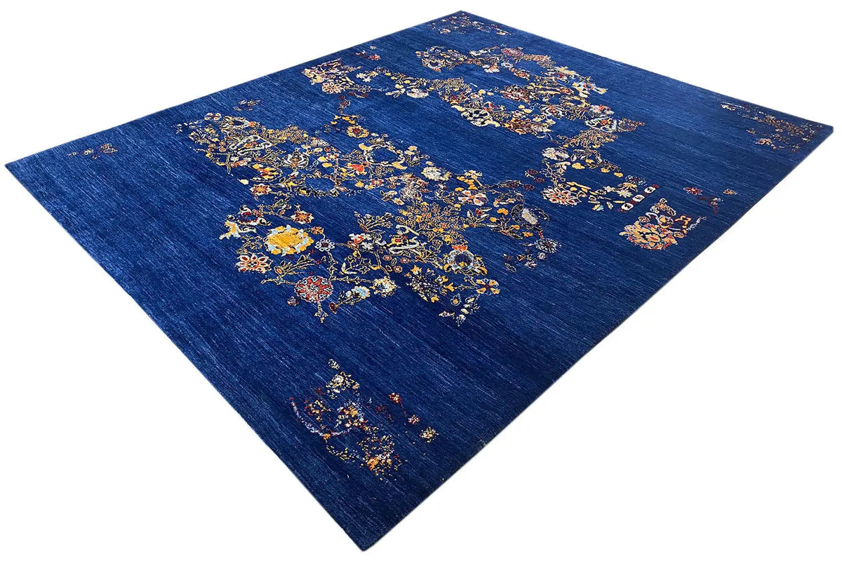 Tapis Gabbeh bleu, carré, motif floral dense en jaune, orange et beige