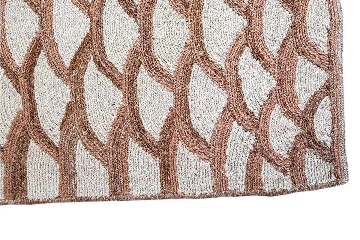 Gros plan d’un motif de tapis : arcs blancs avec des nuances brunes