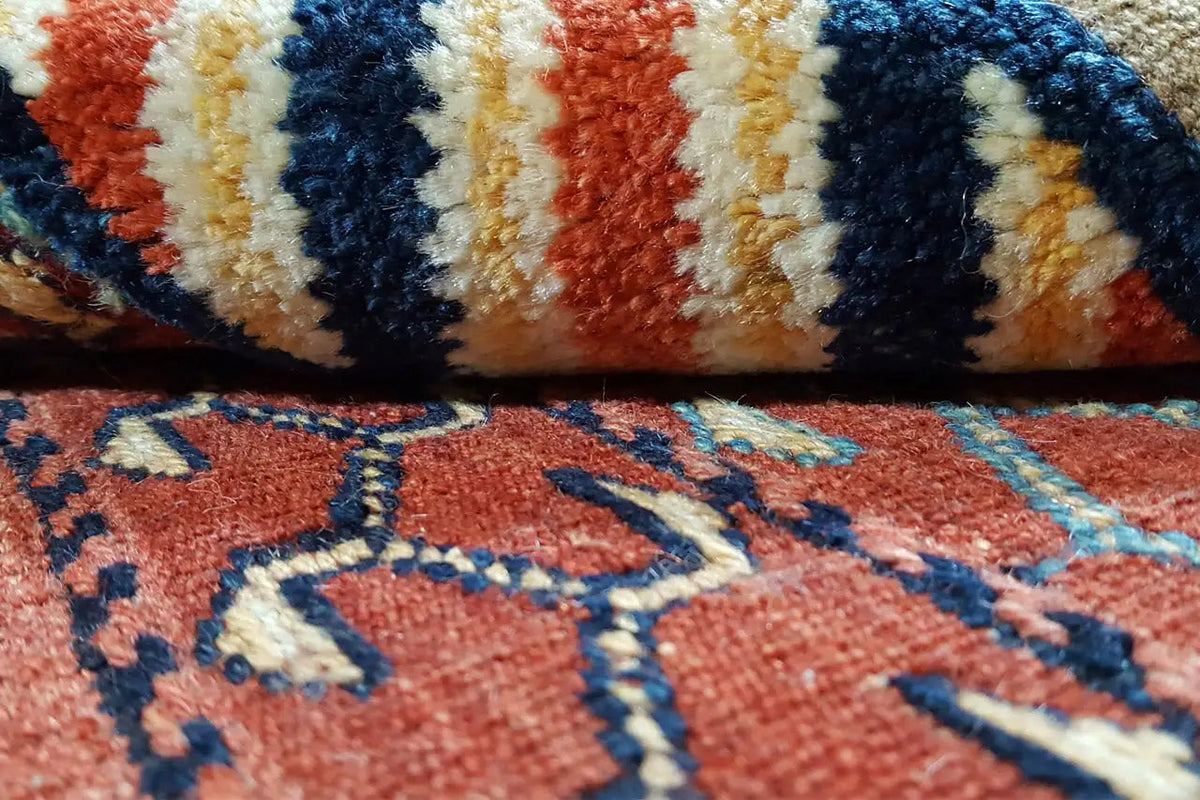 Détail d’un tapis Kelim-Bakhtiari : motif noué à rayures et losanges, rouge-bleu