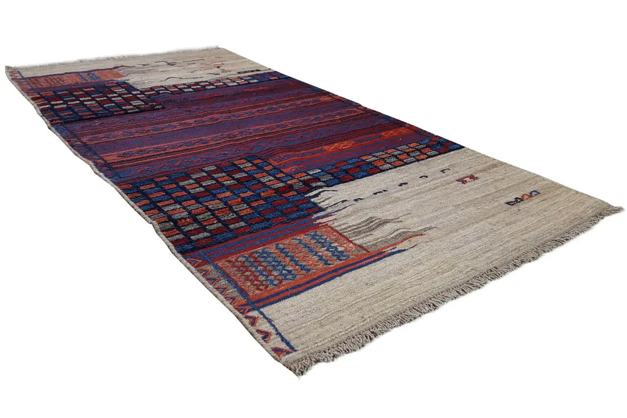 Kilim bakhtiari, vue en diagonale : motifs rouges et bleu foncé sur fond beige
