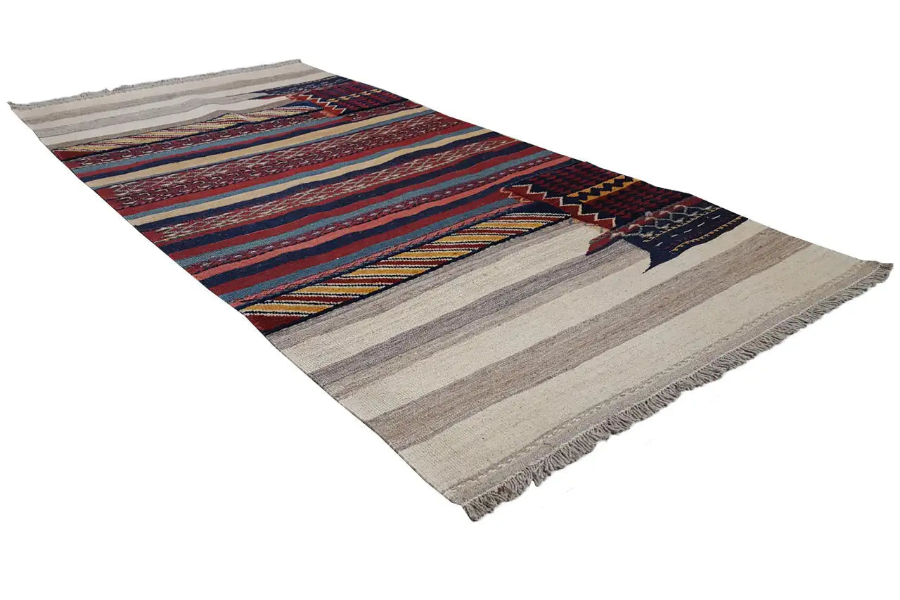 Tapis kilim, étalé en diagonale, motif à rayures bleu, rouge et beige, franges