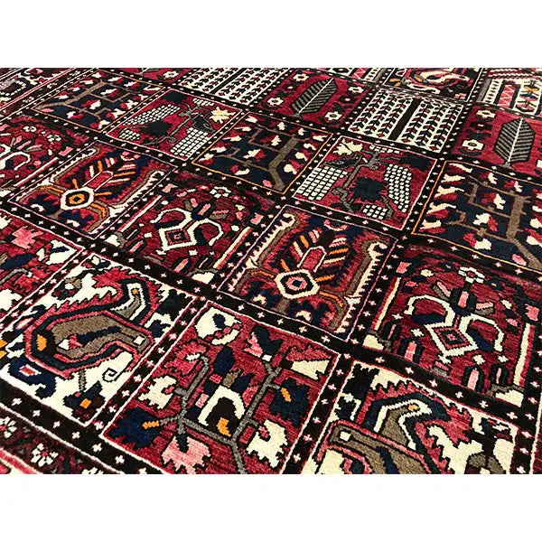 Gros plan d’un tapis oriental Bakhtiari : champs géométriques, ornements en zigzag et en losanges