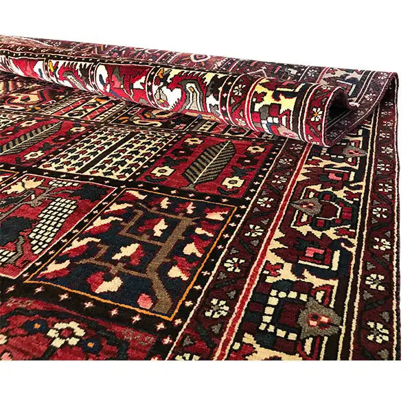 Tapis oriental Bakhtiari vue de côté : bordure ourlée et champs ornementaux couleur bordeaux