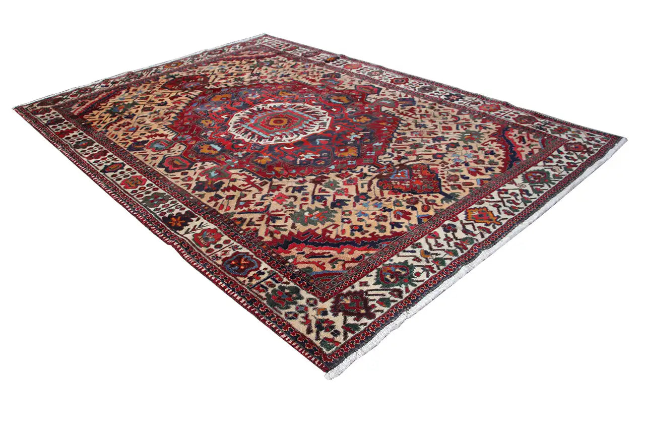 Tapis Bakhtiari 320x234 cm, médaillon central orné de motifs rouges et bleus