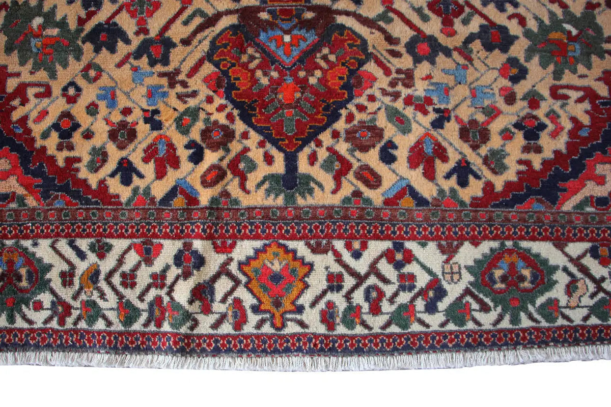 Détail d’un tapis avec un médaillon rouge et des ornements floraux géométriques
