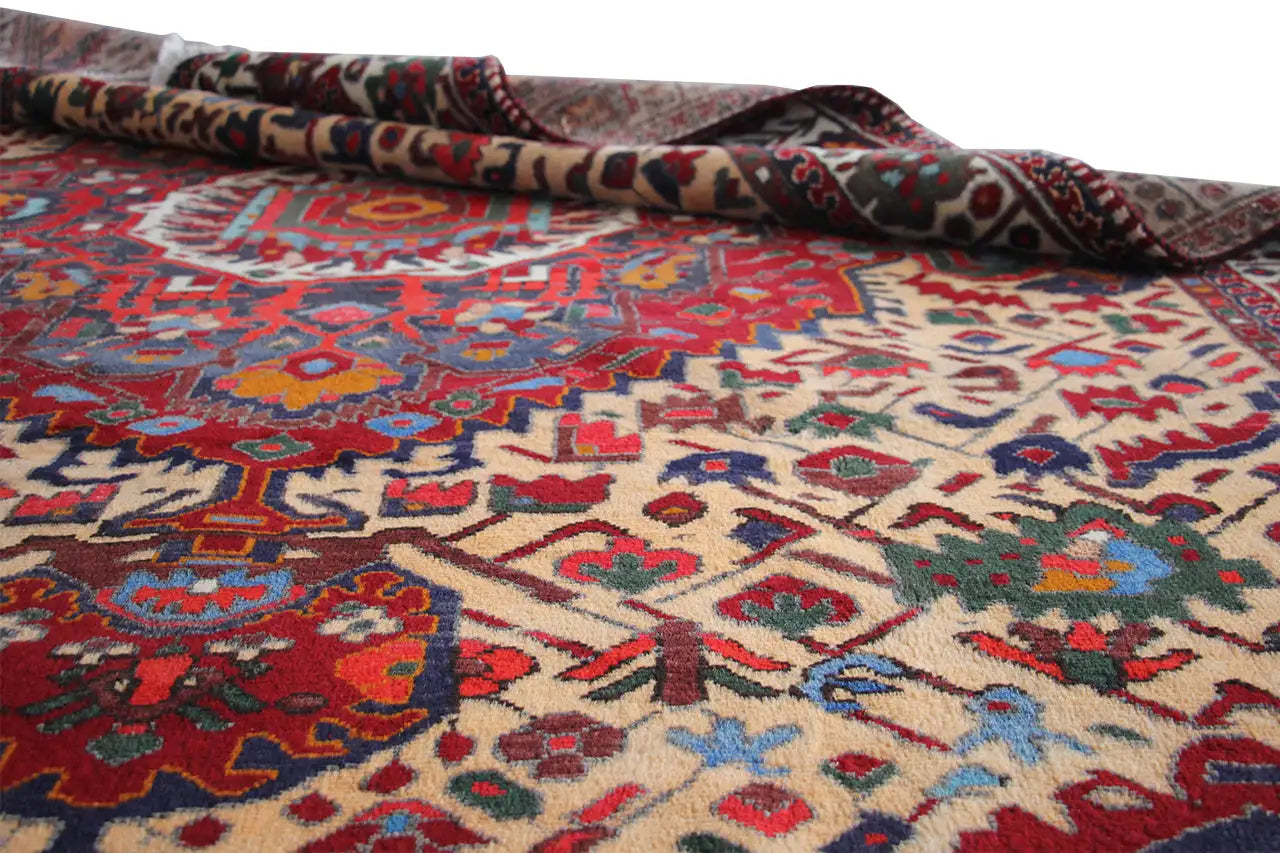 Tapis Bakhtiari 320x234 cm enroulé sur le côté ; motif rouge et beige