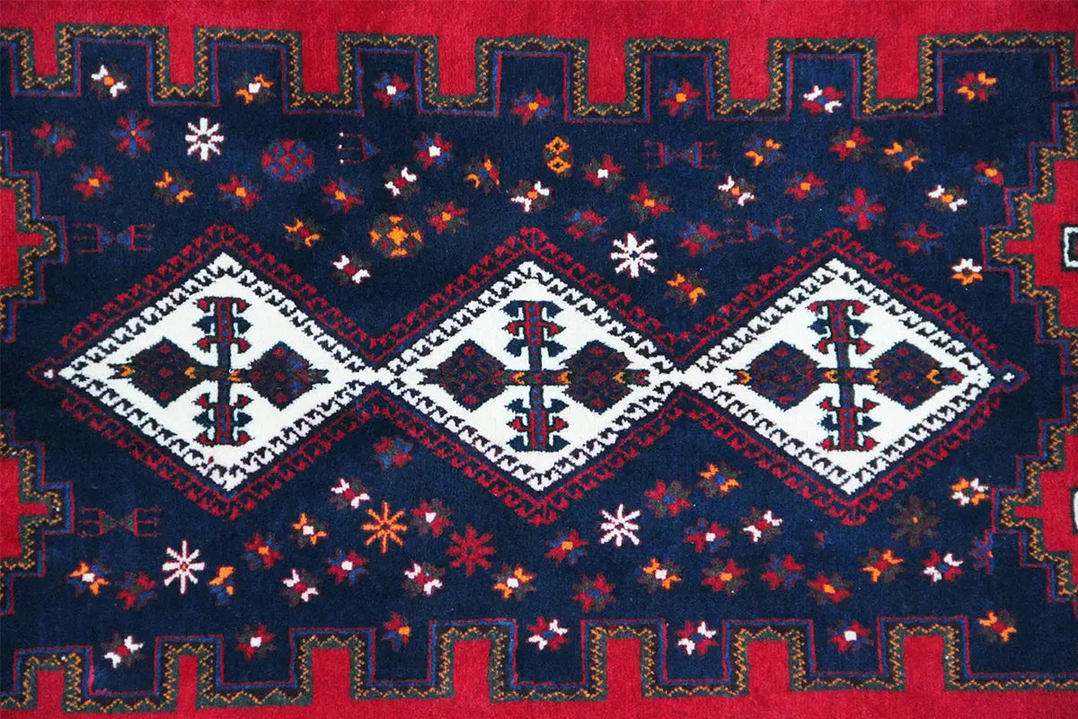 Tapis multicolore à motifs géométriques bleu, rouge et blanc