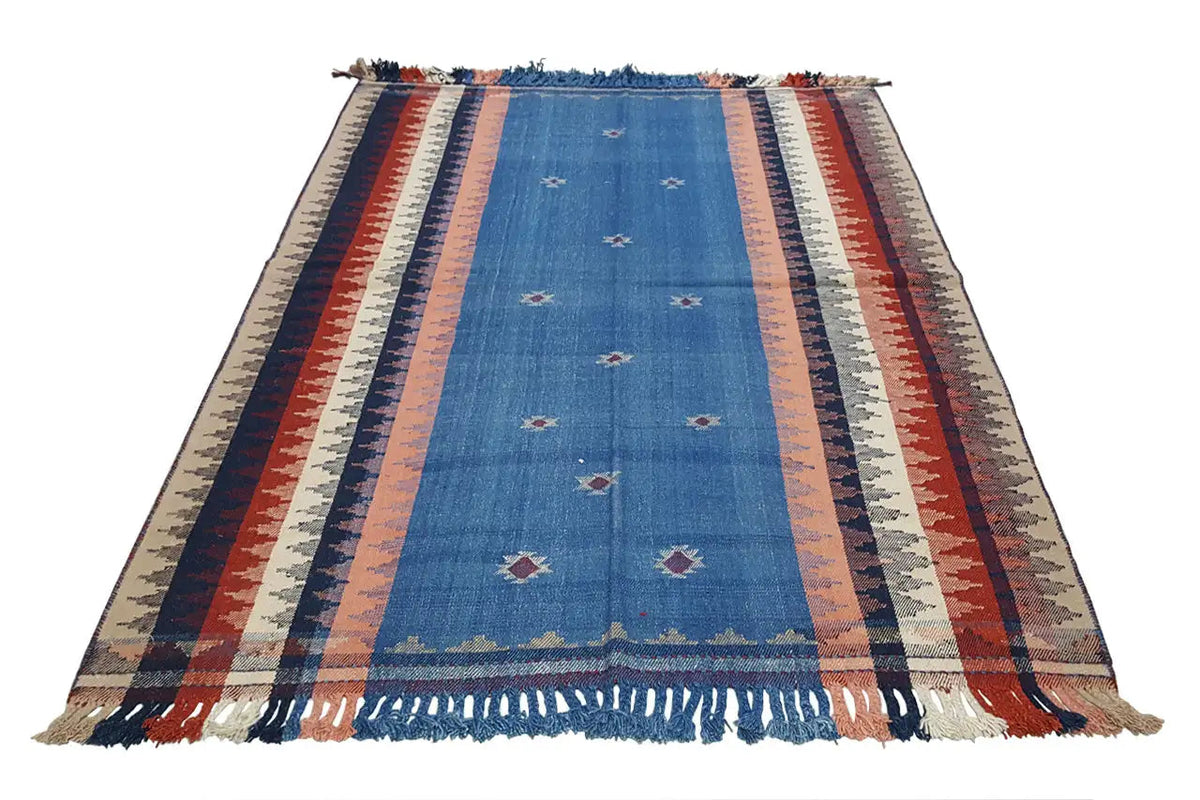 Tapis à rayures bleues avec franges, motif géométrique et bordures décoratives