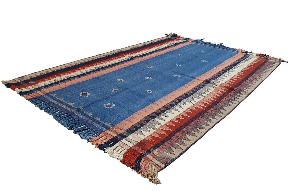 Tapis à rayures bleu avec des zones rouges et beiges, franges sur les bords