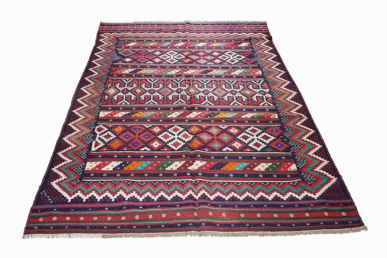 Tapis kilim à larges rayures et petits ornements ; fond bleu foncé, franges aux coins.