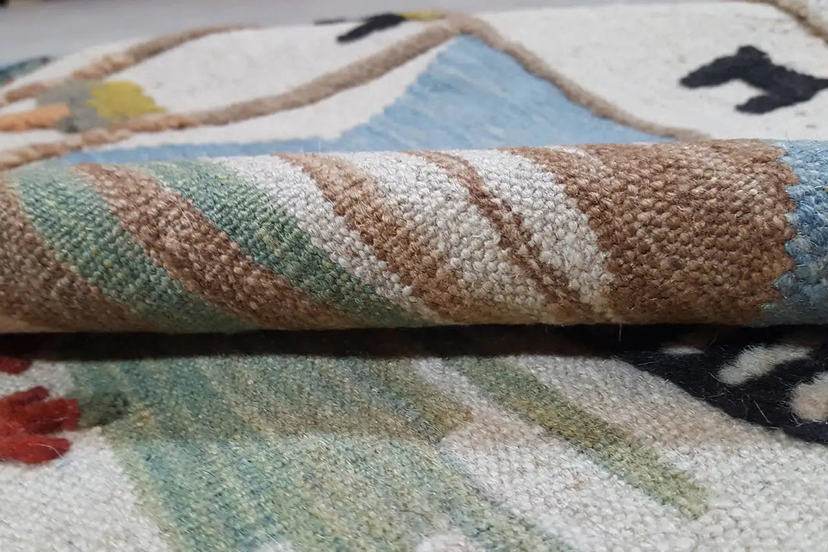 Tapis kilim Qashqai : surface tissée à poils, gros plan avec des rayures colorées