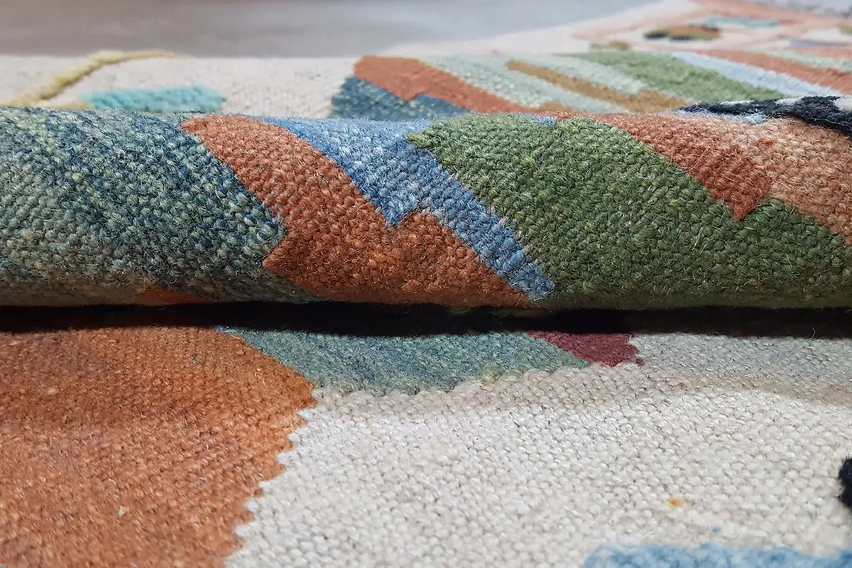 Gros plan sur la surface d’un tapis : velours en laine multicolore avec des zones à motifs contrastés