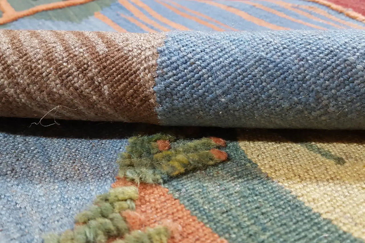 Kilim tissé à poils bleu-gris et touches de couleurs vives, structure du tissage apparente