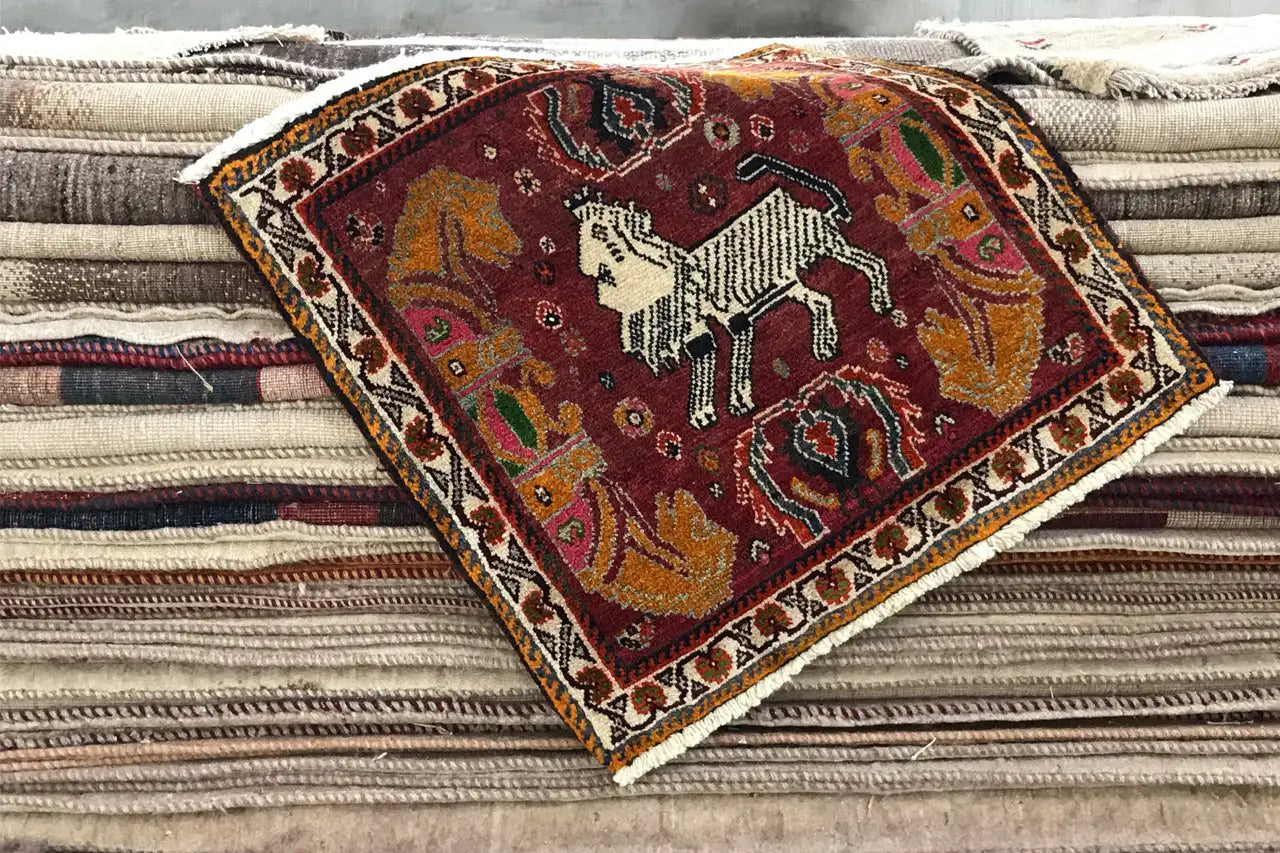 Tapis Poschti Qashqai 61x60 cm avec bord rouge et motif de cheval blanc