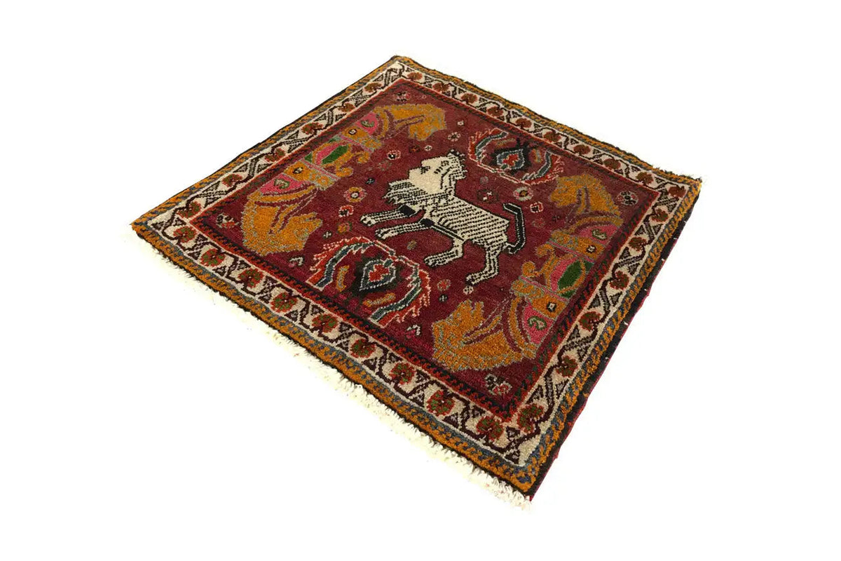 Tapis à motif rouge avec cheval blanc dans un encadrement orné