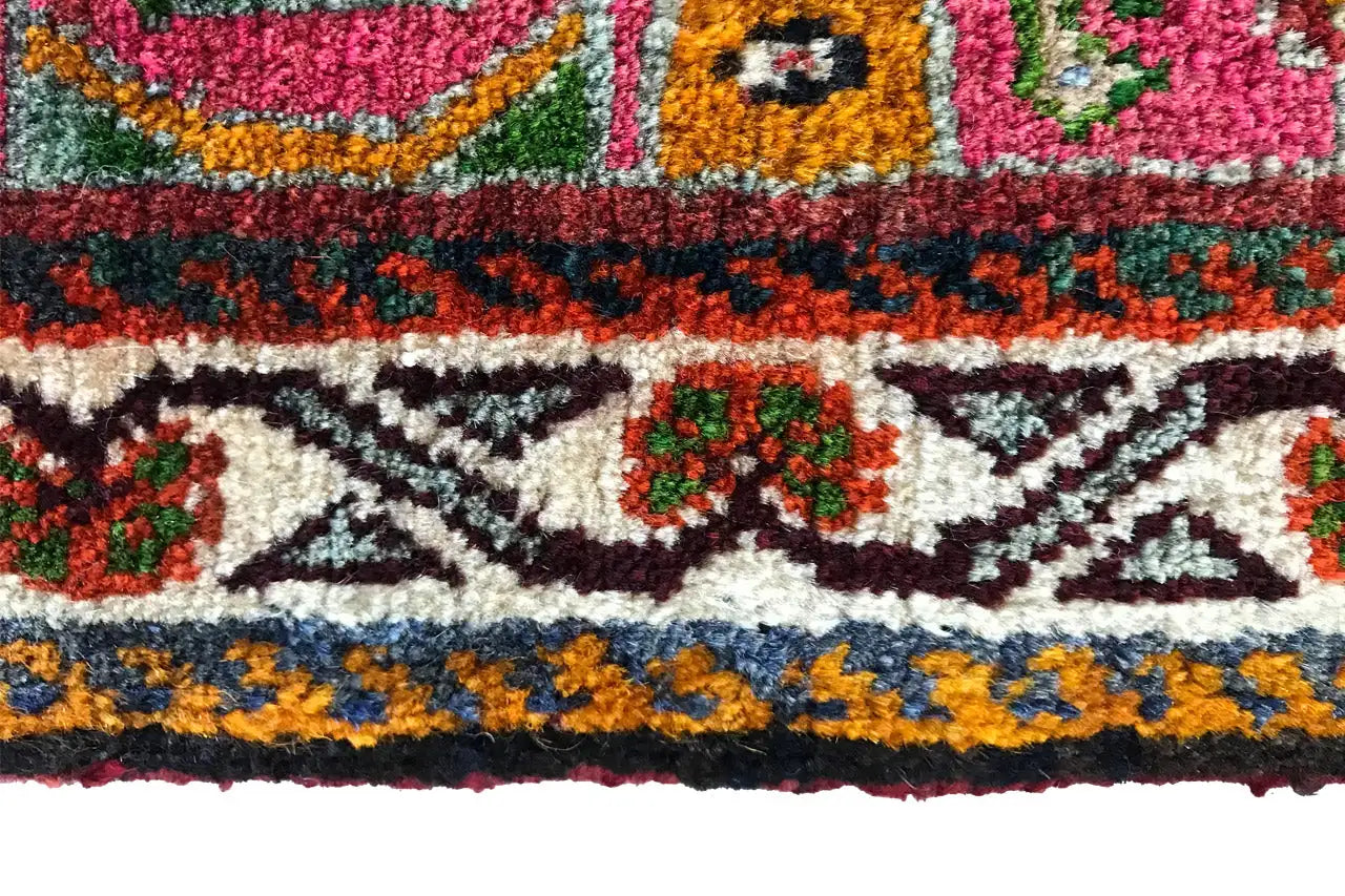 Galon de tapis orné de motifs en zigzag et de losanges rouges, orange et verts