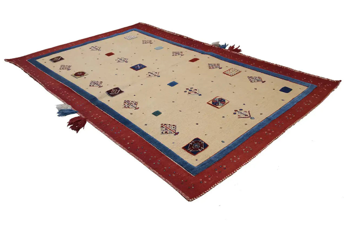 Tapis Soumakh 15407 avec surface beige, cadre rouge, bande centrale bleue et pompons