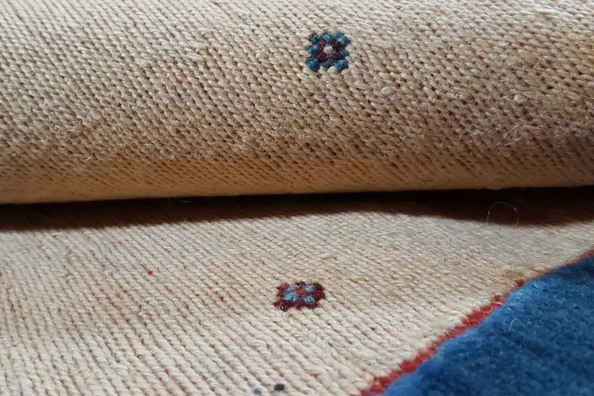 Détail du tapis Soumakh 15407 : texture beige avec de petits motifs colorés en forme de points
