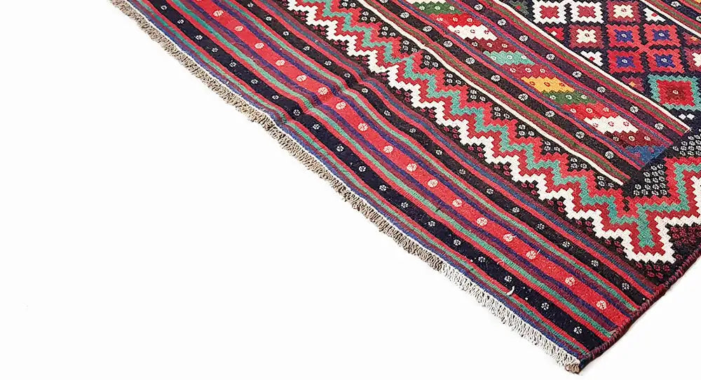 Tapis kilim à rayures géométriques rouges, bleues et vertes, avec motif blanc ; avec franges.