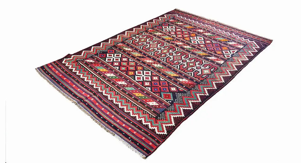 Tapis kilim à motifs géométriques et ornementaux multicolores en zigzag ; rectangulaire, avec franges.