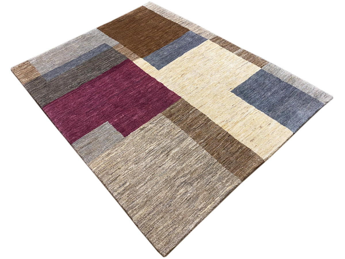 Gabbeh-Teppich als quadratischer Blickwinkel: Streifen und Blöcke in grau, braun, bordeaux