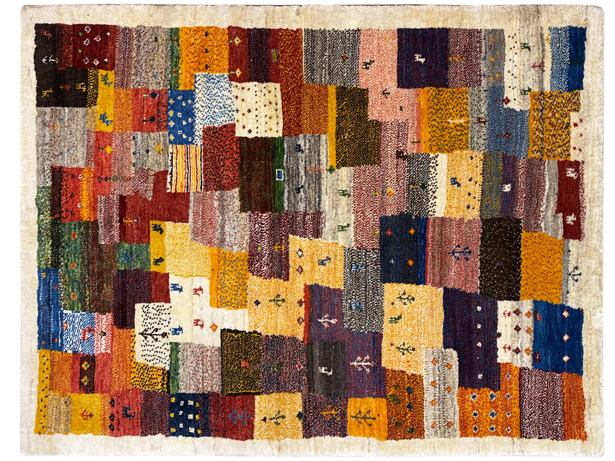 Tapis Gabbeh Luri 145x105 cm avec patchwork coloré et touches claires sur le bord