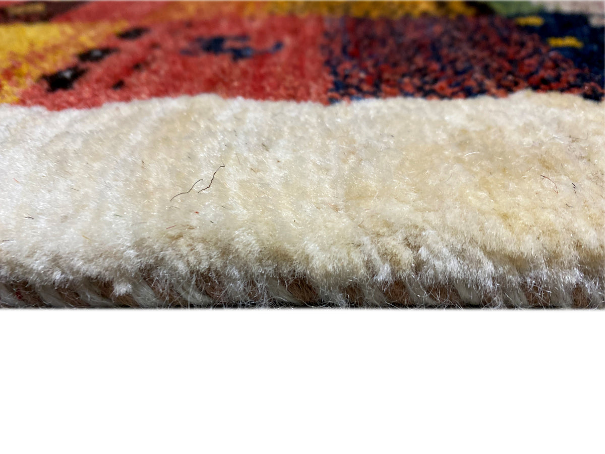 Tapis Gabbeh Luri 145x105 cm, gros plan de la bordure claire à poils avec franges