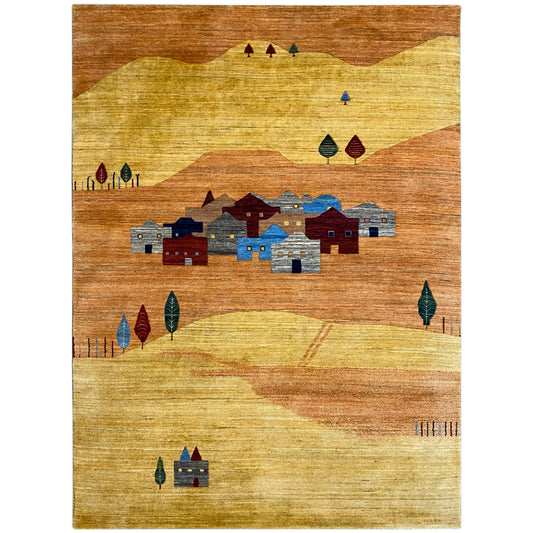 Tapis à fond jaune-brun et motif de village coloré en bleu, rouge et vert