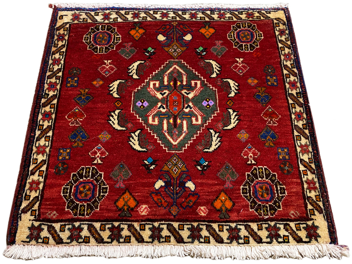 Tapis Poshti 58x57 cm, tapis rouge à motif médaillon et accents multicolores