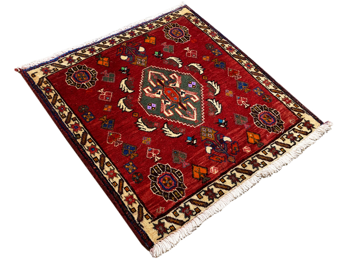 Tapis Poshti 58x57 cm, tapis rouge avec fleurs stylisées, bordure décorative et franges