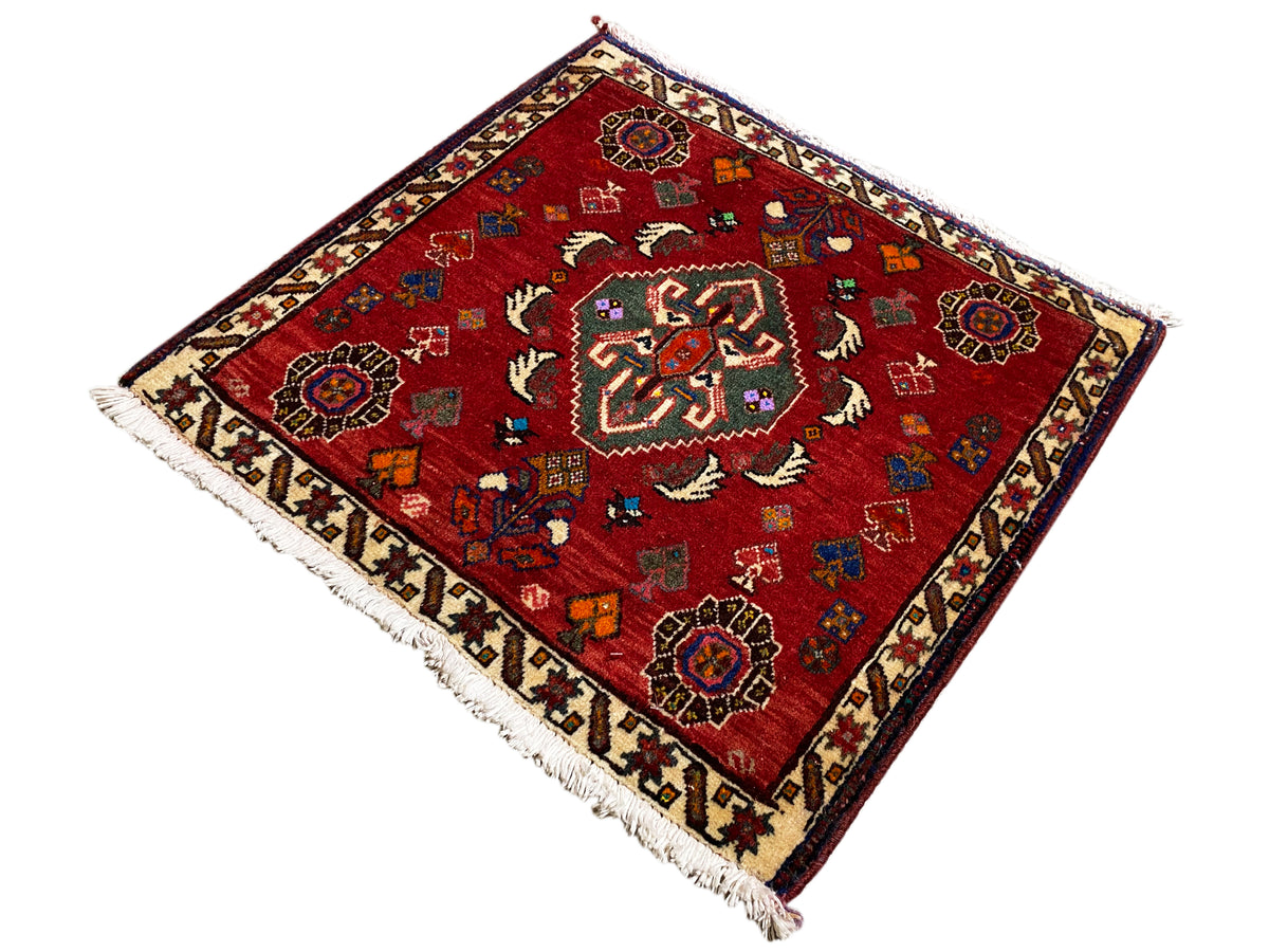Tapis Poshti 58x57 cm, tapis rouge avec médaillon central et ornements colorés
